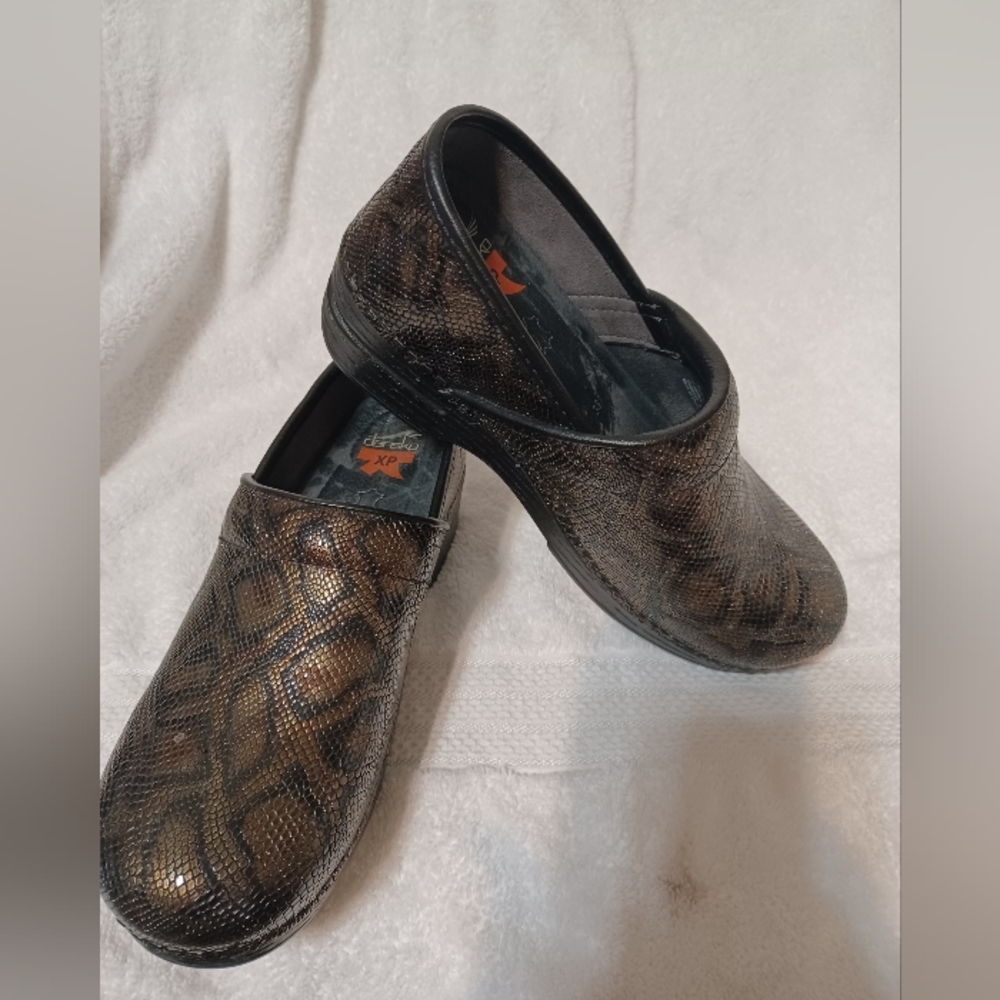 dansko slip resistant clogs